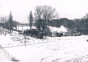 Stara Acherówka – zdjęcie z 27 grudnia 1968 roku. Wykonał je z wieżowca przy skrzyżowaniu ul 1 Maja i ul. Konińskiej (kiedyś Baśniowej) znakomity fotograf Eugeniusz Haneman (1917-2014) spokrewniony z Acherami.