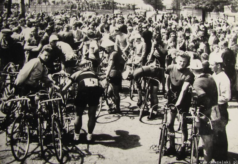 Lata pięćdziesiąte XX wieku - kolarze czekają na start do wyścigu przed portiernią główną ZM "Ursus" na ul. Traktorzystów. W głębi widać stację kolejową Ursus.